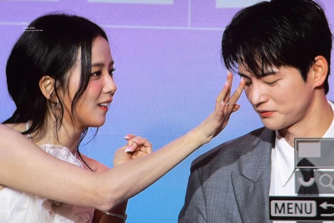 Jisoo bị nghi thể hiện tình cảm với bạn diễn nam: Cử chỉ thân mật gây tranh cãi trên phim trường Jisoo bị nghi thể hiện tình cảm với bạn diễn nam: Cử chỉ thân mật gây tranh cãi trên phim trường