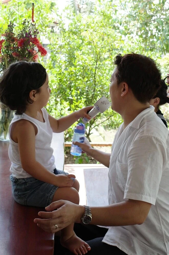 Khung cảnh đẹp như tranh của gia đình Trường Giang - Nhã Phương, nhưng em bé thứ 3 vẫn được giấu mặt