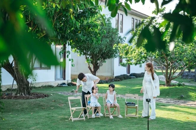 Khung cảnh đẹp như tranh của gia đình Trường Giang - Nhã Phương, nhưng em bé thứ 3 vẫn được giấu mặt