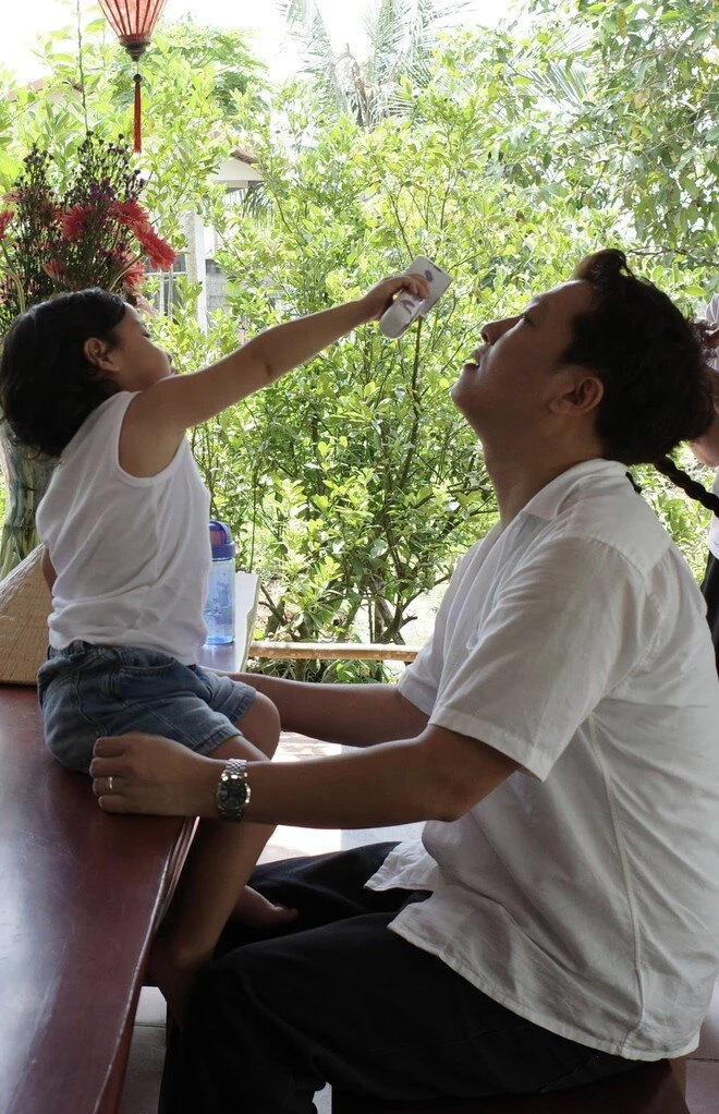 Khung cảnh đẹp như tranh của gia đình Trường Giang - Nhã Phương, nhưng em bé thứ 3 vẫn được giấu mặt