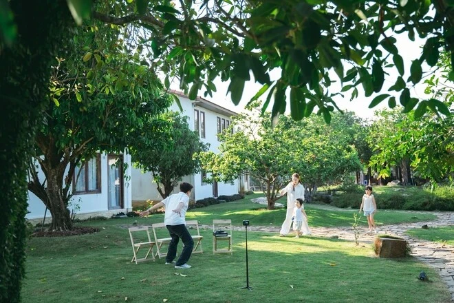Khung cảnh đẹp như tranh của gia đình Trường Giang - Nhã Phương, nhưng em bé thứ 3 vẫn được giấu mặt