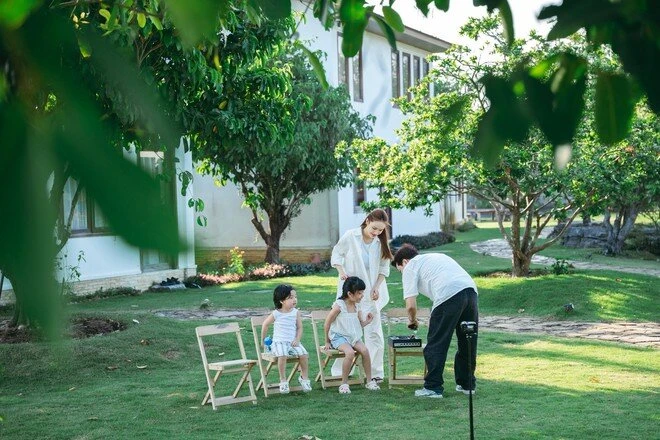 Khung cảnh đẹp như tranh của gia đình Trường Giang - Nhã Phương, nhưng em bé thứ 3 vẫn được giấu mặt