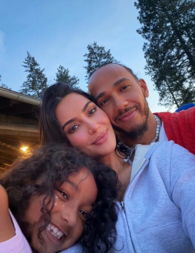 Kim Kardashian đi du lịch cùng tình trẻ và bốn con