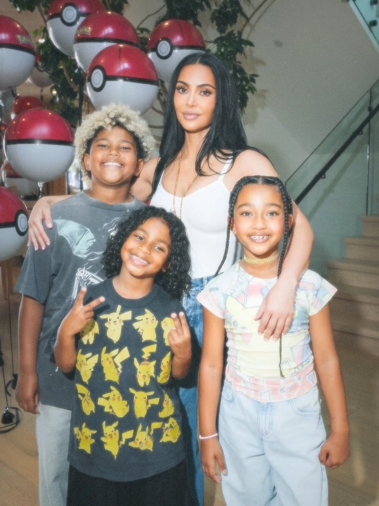 Kim Kardashian tiết lộ thuê 5 bảo mẫu chăm 4 con