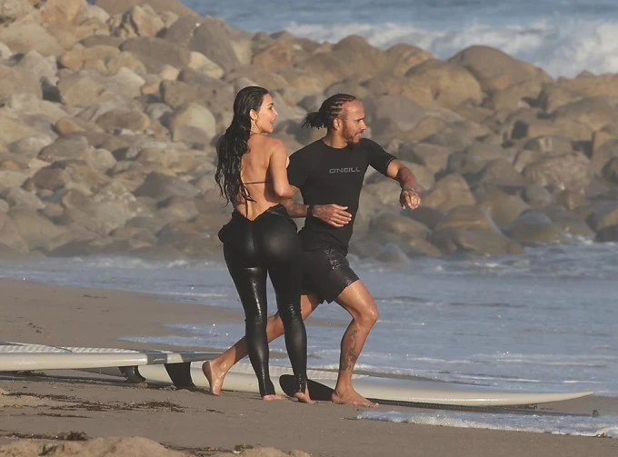Kim Kardashian và bạn trai mới tình tứ tắm biển