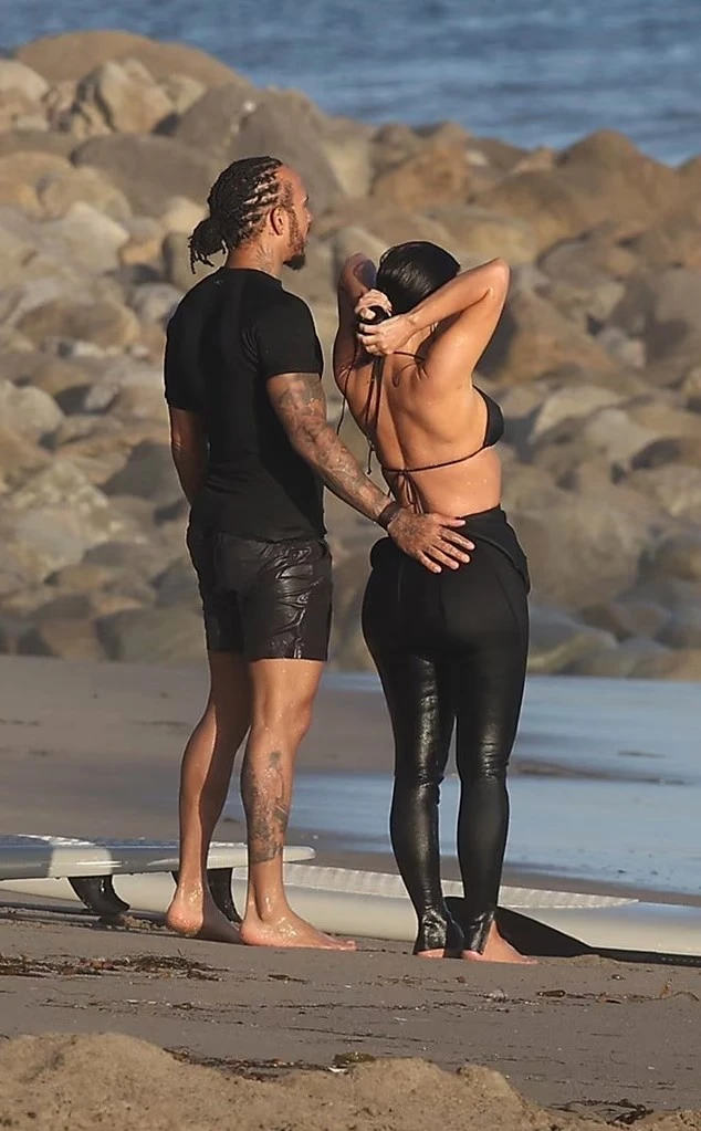 Kim Kardashian và bạn trai mới tình tứ tắm biển