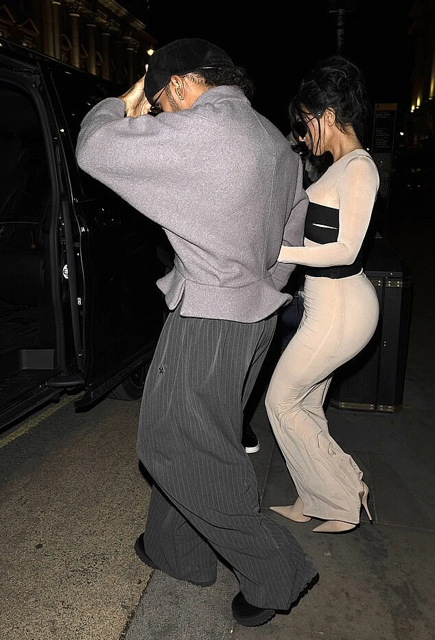 Kim Kardashian và bạn trai quấn quýt ở châu Âu Kim Kardashian và bạn trai quấn quýt ở châu Âu