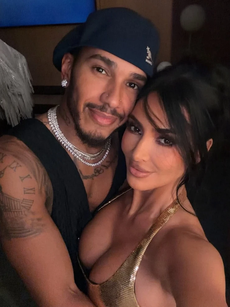 Kim Kardashian và bạn trai tình tứ trên sông Seine