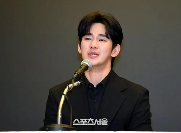 Kim Soo Hyun nở nụ cười trong lần đầu xuất hiện sau hơn một năm Kim Soo Hyun nở nụ cười trong lần đầu xuất hiện sau hơn một năm