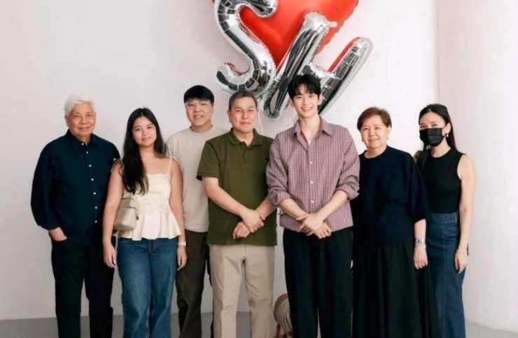 Kim Soo Hyun nở nụ cười trong lần đầu xuất hiện sau hơn một năm Kim Soo Hyun nở nụ cười trong lần đầu xuất hiện sau hơn một năm