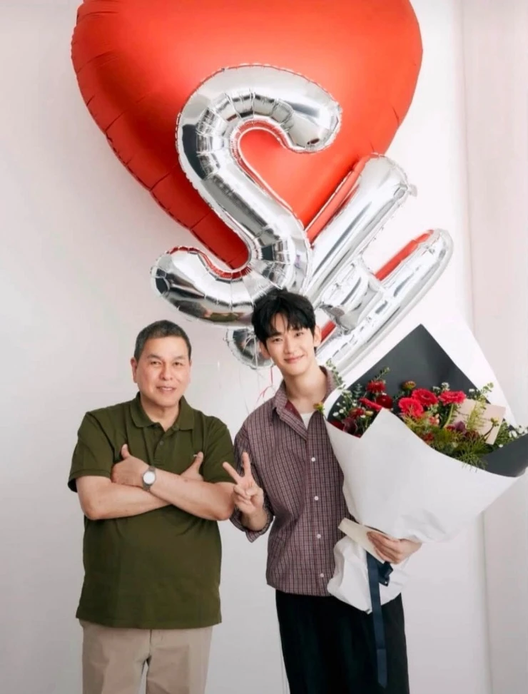 Kim Soo Hyun nở nụ cười trong lần đầu xuất hiện sau hơn một năm Kim Soo Hyun nở nụ cười trong lần đầu xuất hiện sau hơn một năm