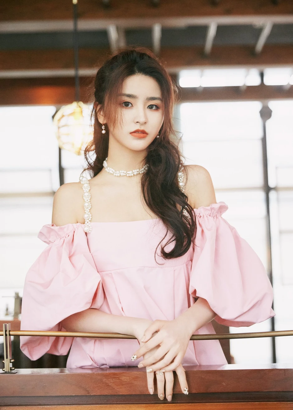 Kim Tử Hàm ra tín hiệu cầu cứu qua một bài hát, cuộc sống đang bị kiểm soát