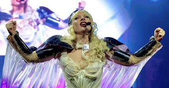 Lady Gaga hủy show