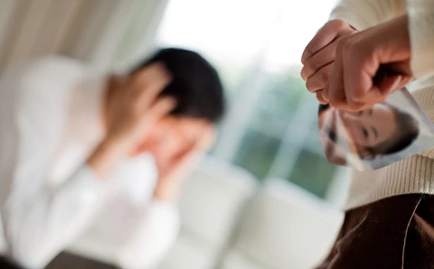 11 năm làm dâu hào môn: sự thật cay đắng hé lộ sau khi mở điện thoại của chồng