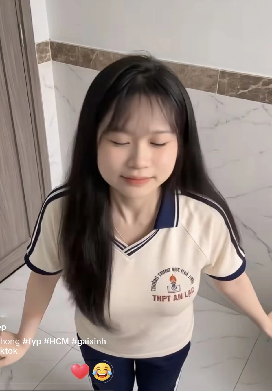 Làm gì có HS nào dám mặc đồng phục nhà trường để “biểu diễn” phản cảm thế này?