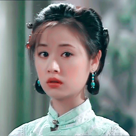 Lâm Tâm Như đang làm gì với gương mặt của mình vậy?
