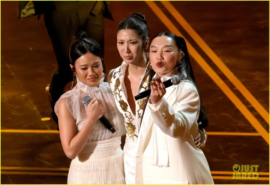 Lần đầu tiên trong lịch sử ca khúc Kpop giành Oscar cho Bài hát phim hay nhất! Lần đầu tiên trong lịch sử ca khúc Kpop giành Oscar cho Bài hát phim hay nhất!