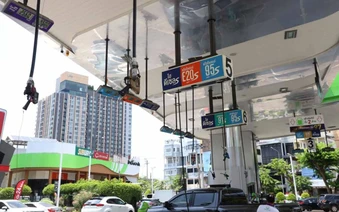 Láng giềng Việt Nam ghi nhận giá xăng cao kỷ lục