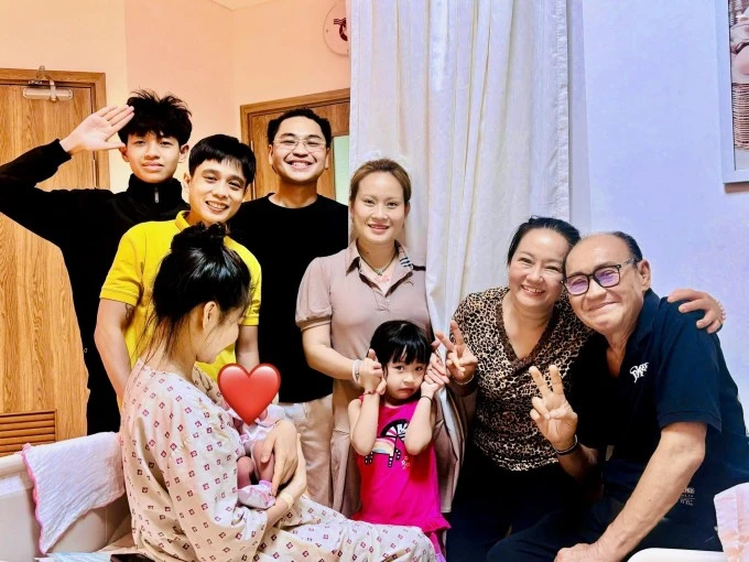 Lê Giang khoe cháu gái mới chào đời Lê Giang khoe cháu gái mới chào đời
