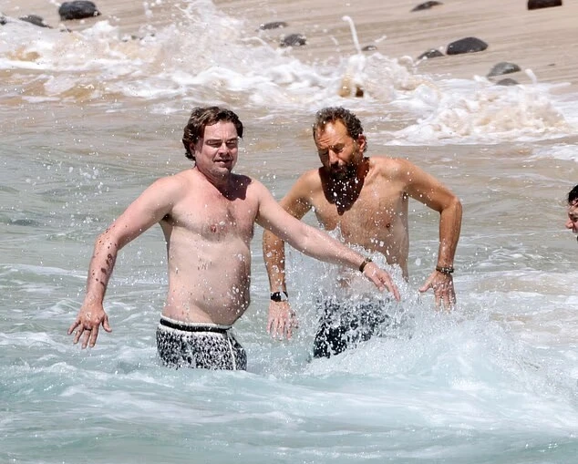Leonardo Dicaprio để lộ bụng bia khi tắm biển với bạn gái