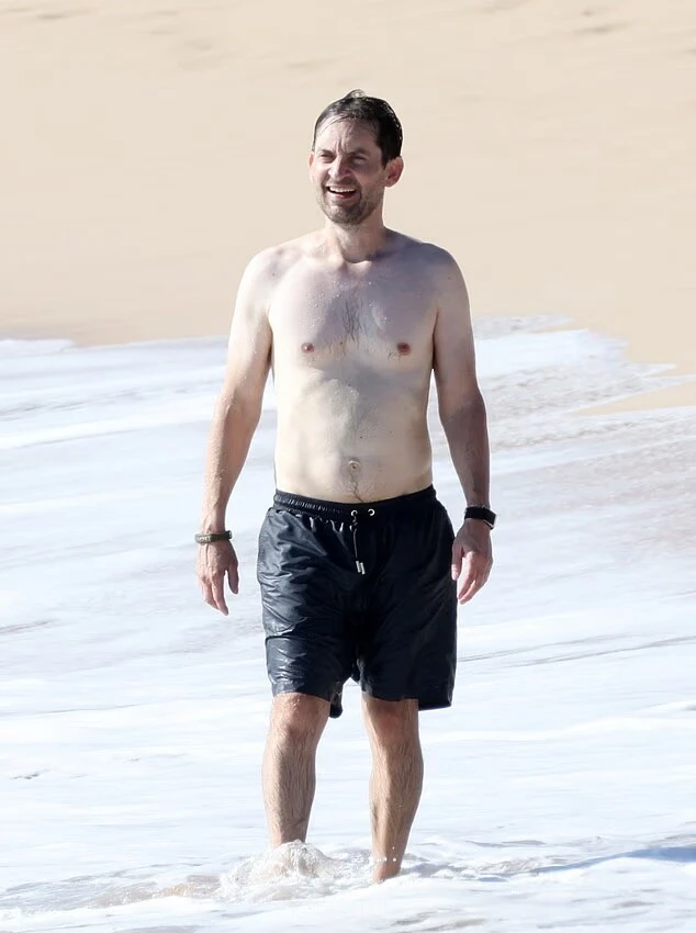 Leonardo Dicaprio để lộ bụng bia khi tắm biển với bạn gái