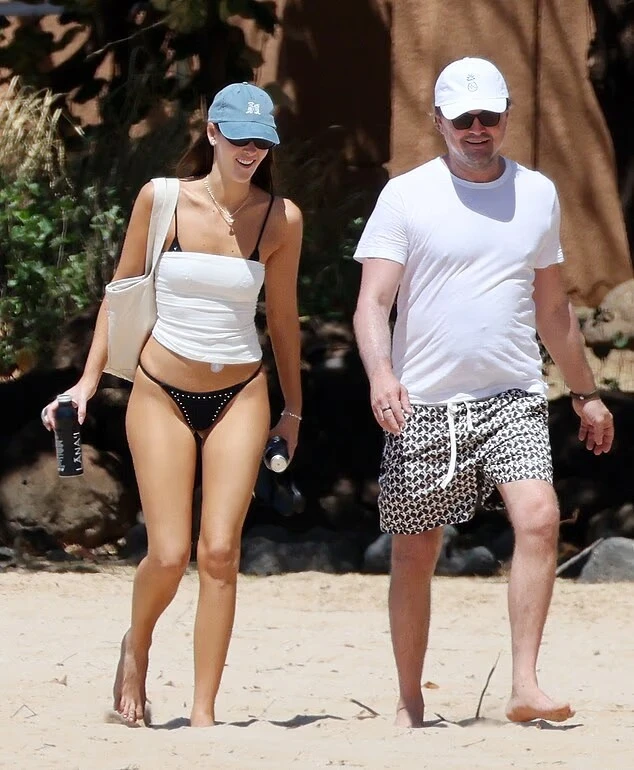 Leonardo Dicaprio để lộ bụng bia khi tắm biển với bạn gái