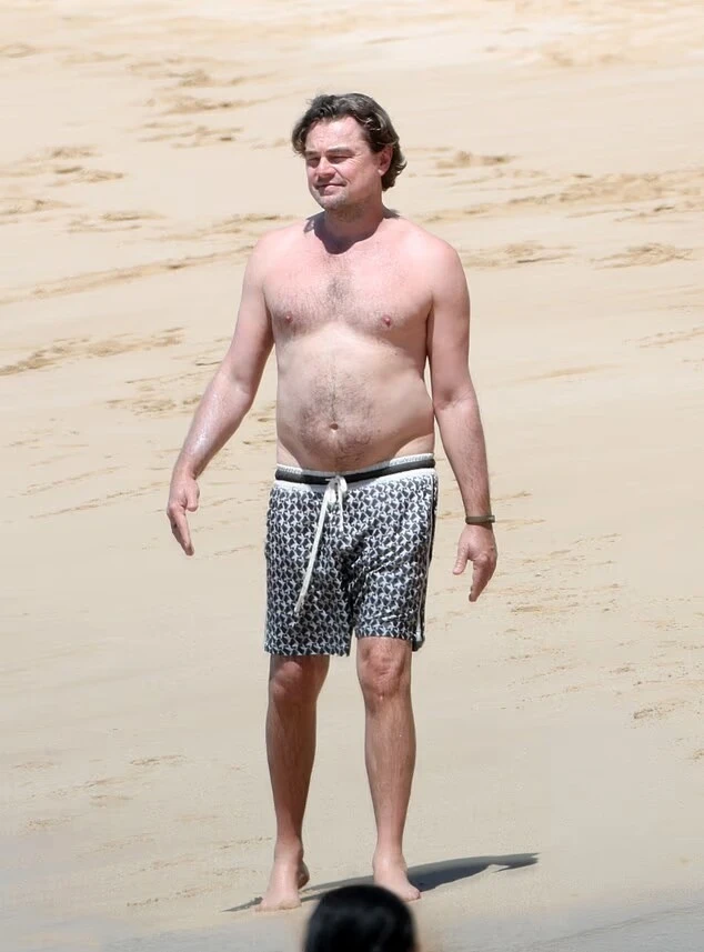 Leonardo Dicaprio để lộ bụng bia khi tắm biển với bạn gái