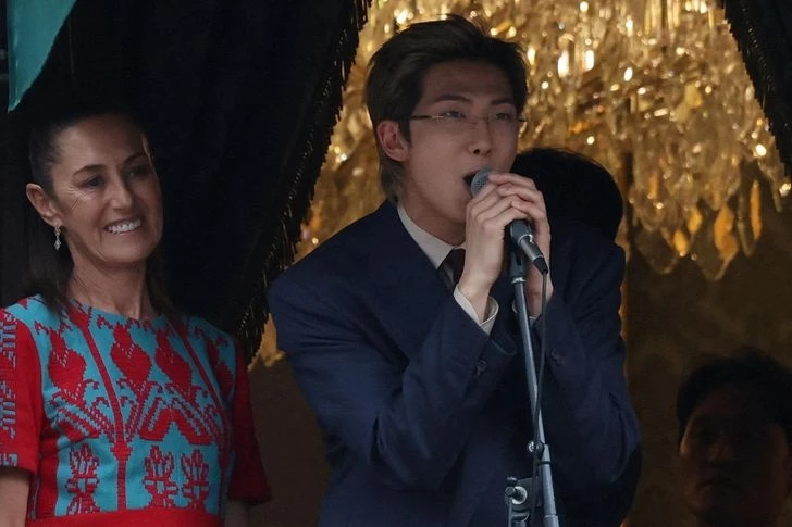 Lịch sử gọi tên BTS: 7 thành viên gặp gỡ Tổng thống Mexico, còn nhận "đặc quyền" mở fanmeeting 50.000 người ngay tại Cung điện Quốc gia Lịch sử gọi tên BTS: 7 thành viên gặp gỡ Tổng thống Mexico, còn nhận "đặc quyền" mở fanmeeting 50.000 người ngay tại Cung điện Quốc gia