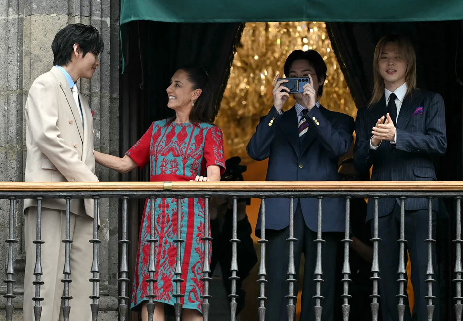 Lịch sử gọi tên BTS: 7 thành viên gặp gỡ Tổng thống Mexico, còn nhận "đặc quyền" mở fanmeeting 50.000 người ngay tại Cung điện Quốc gia Lịch sử gọi tên BTS: 7 thành viên gặp gỡ Tổng thống Mexico, còn nhận "đặc quyền" mở fanmeeting 50.000 người ngay tại Cung điện Quốc gia