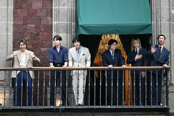Lịch sử gọi tên BTS: 7 thành viên gặp gỡ Tổng thống Mexico, còn nhận "đặc quyền" mở fanmeeting 50.000 người ngay tại Cung điện Quốc gia Lịch sử gọi tên BTS: 7 thành viên gặp gỡ Tổng thống Mexico, còn nhận "đặc quyền" mở fanmeeting 50.000 người ngay tại Cung điện Quốc gia