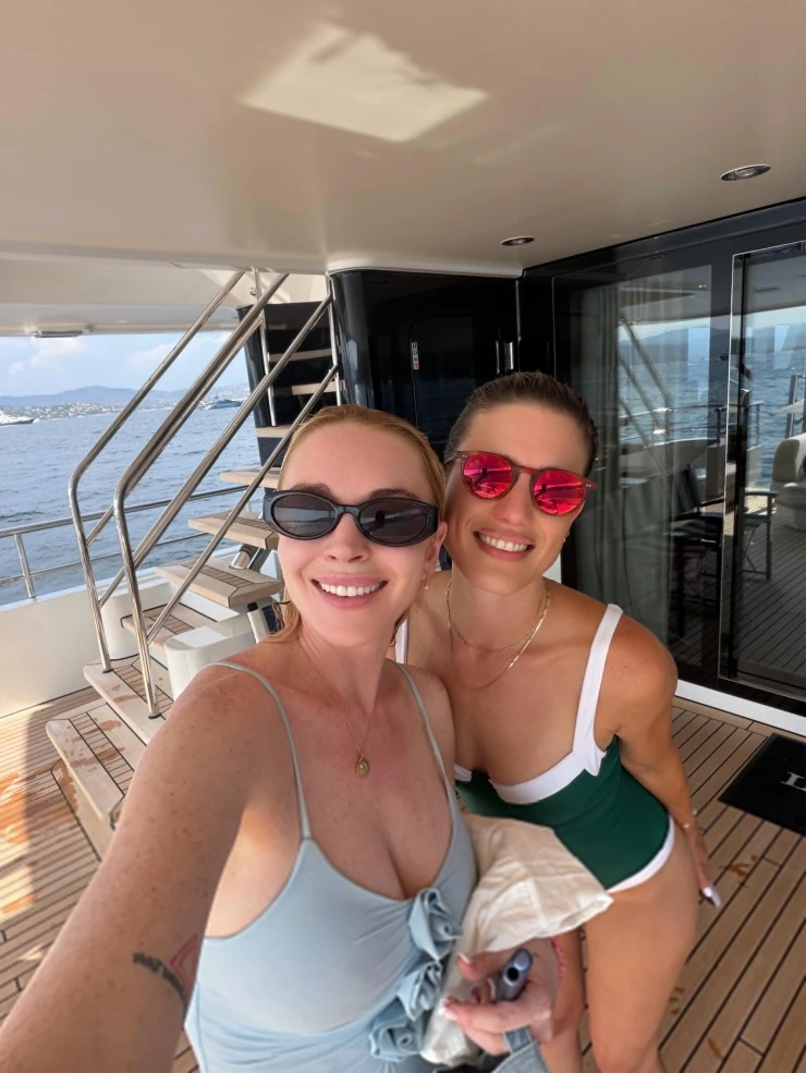 Lindsay Lohan cùng chồng con nghỉ dưỡng trên du thuyền Lindsay Lohan cùng chồng con nghỉ dưỡng trên du thuyền