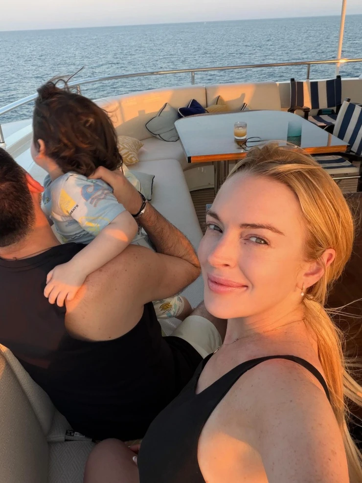 Lindsay Lohan cùng chồng con nghỉ dưỡng trên du thuyền Lindsay Lohan cùng chồng con nghỉ dưỡng trên du thuyền