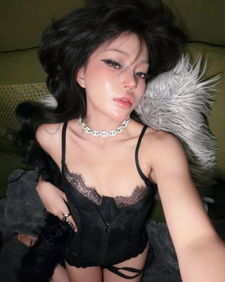 Linh Ngọc Đàm Tung bộ ảnh "nóng hổi" khoe trọn vóc dáng cùng phong cách thiết kế ngày càng cao tay