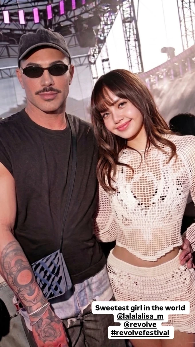 Lisa diện váy ngắn, quẩy hết mình ở Coachella Lisa diện váy ngắn, quẩy hết mình ở Coachella