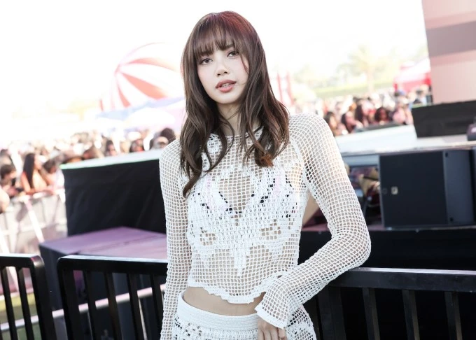 Lisa diện váy ngắn, quẩy hết mình ở Coachella Lisa diện váy ngắn, quẩy hết mình ở Coachella