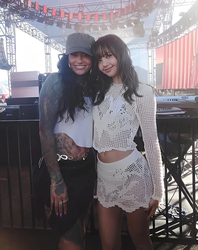 Lisa diện váy ngắn, quẩy hết mình ở Coachella Lisa diện váy ngắn, quẩy hết mình ở Coachella