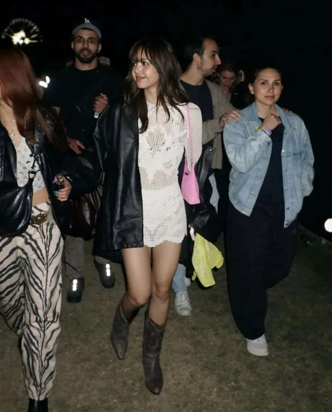 Lisa diện váy ngắn, quẩy hết mình ở Coachella Lisa diện váy ngắn, quẩy hết mình ở Coachella