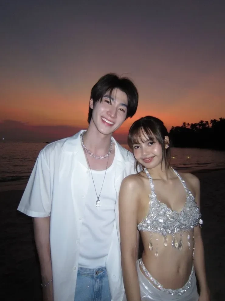 Lisa khoác tay chàng trai Thái trên phố