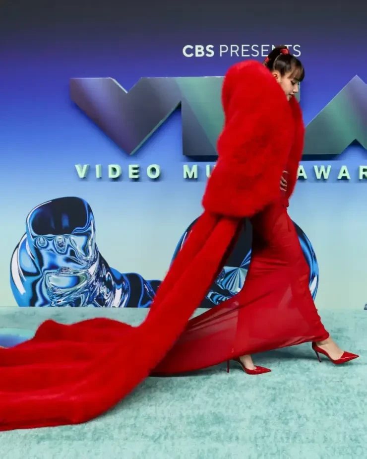 Lisa quẩy tưng bừng ở VMAs với đầm xuyên thấu, áo choàng lông