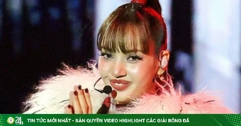 Lisa quẩy tưng bừng ở VMAs với đầm xuyên thấu, áo choàng lông