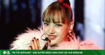Lisa quẩy tưng bừng ở VMAs với đầm xuyên thấu, áo choàng lông