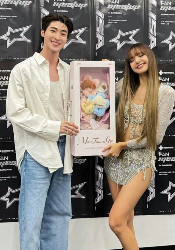 Lisa và bạn trai ăn tối với gia đình