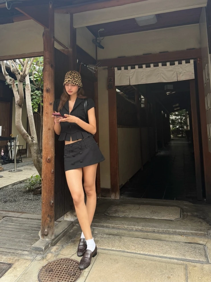 Lisa và bạn trai tin đồn cùng khoe ảnh đi Nhật