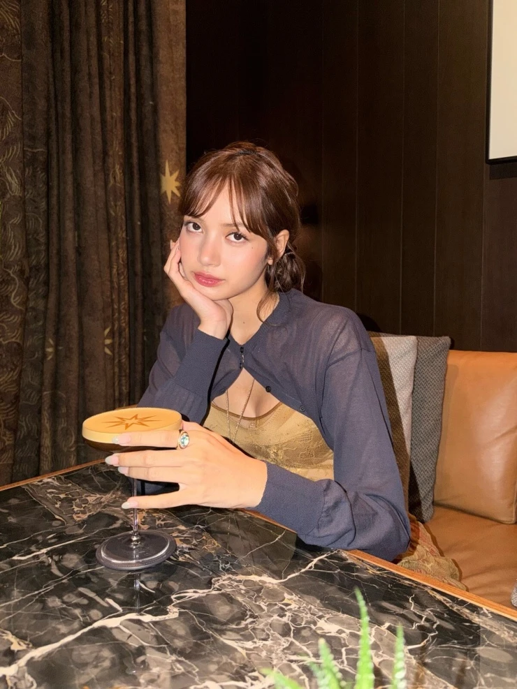 Lisa và bạn trai tin đồn cùng khoe ảnh đi Nhật