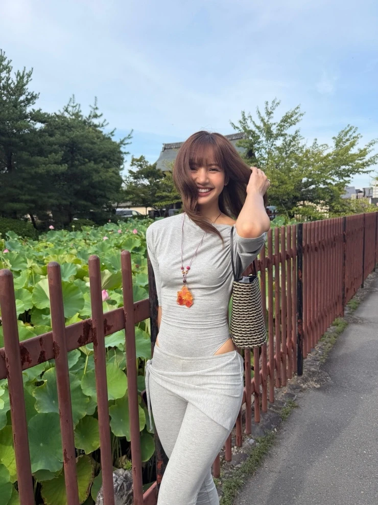 Lisa và bạn trai tin đồn cùng khoe ảnh đi Nhật