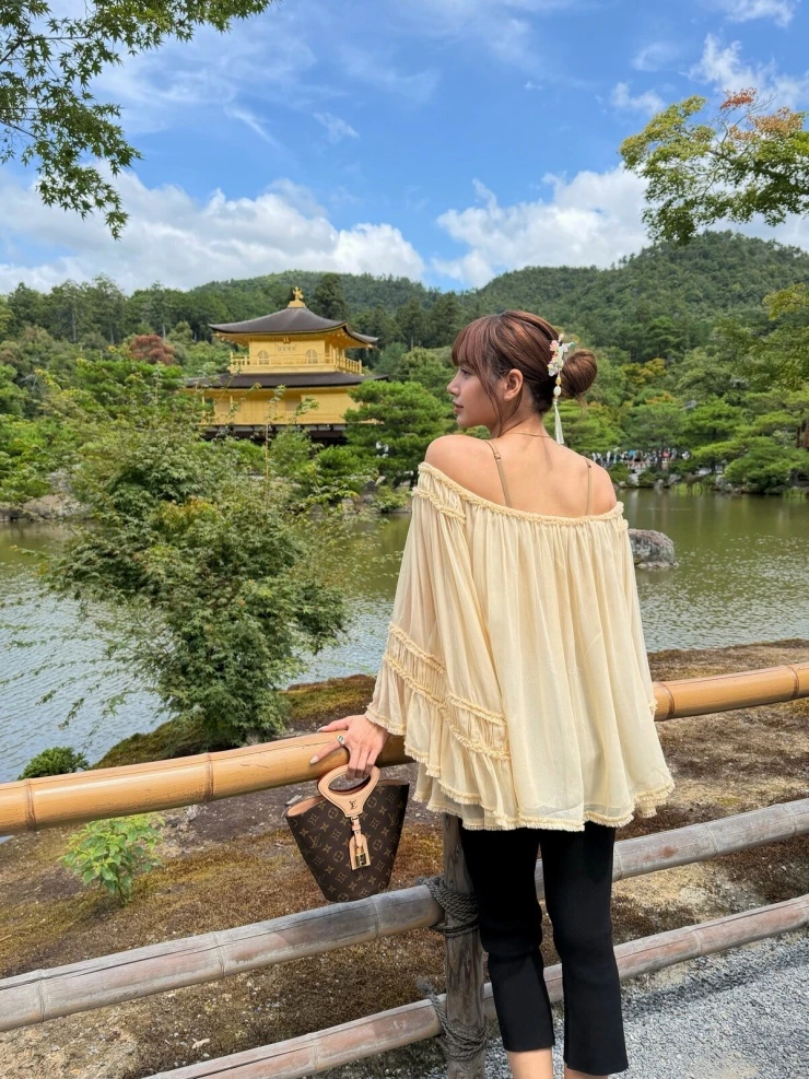 Lisa và bạn trai tin đồn cùng khoe ảnh đi Nhật
