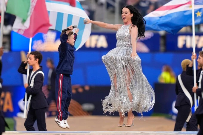 Lisa và dàn nghệ sĩ khuấy động lễ khai mạc World Cup tại Mỹ