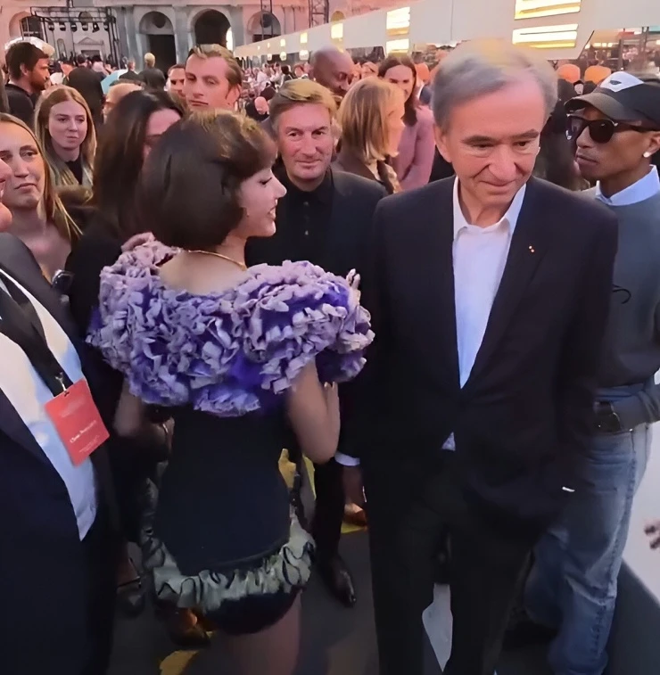 Lisa vui vẻ chào hỏi, hôn má bố Frédéric Arnault