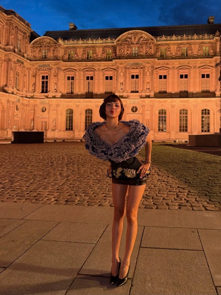 Lisa vui vẻ chào hỏi, hôn má bố Frédéric Arnault