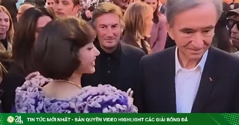 Lisa vui vẻ chào hỏi, hôn má bố Frédéric Arnault